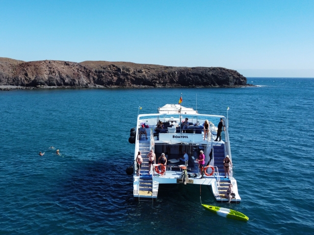 Nuestro catamarán rumbo al faro