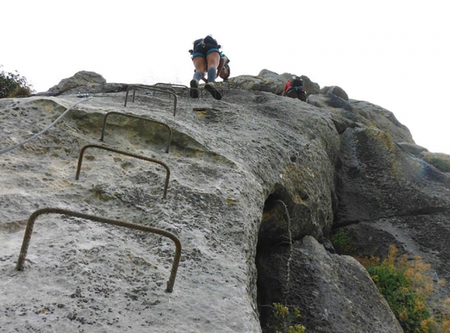 Ascensão pela via ferrata 