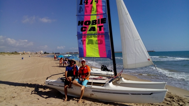 Catamarán en la orilla