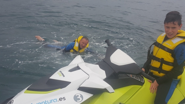 Nadando junto a la jet ski