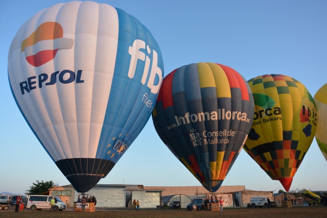  Mongolfiere prima del decollo 