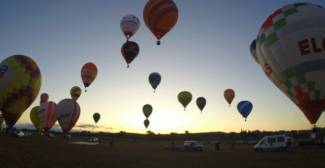  Decollo all'alba in mongolfiera 