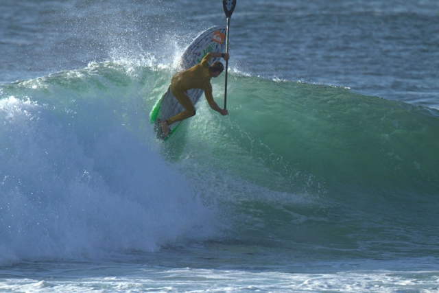 Cogiendo una gran ola con paddle surf