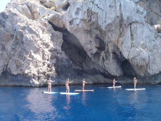 Paddle surf junto a los acantilados