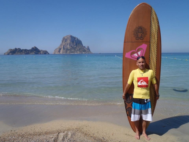 Sujetando la tabla de paddle