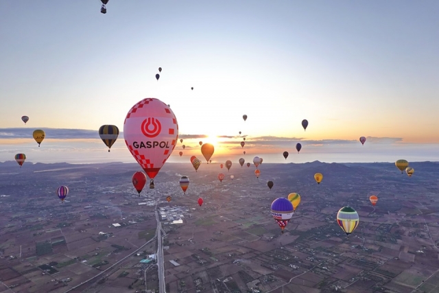 Ballons starten im Morgengrauen 