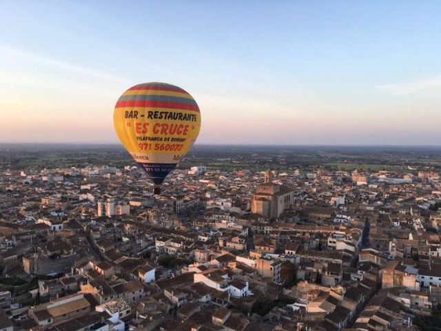 Globo sobrevolando la ciudad