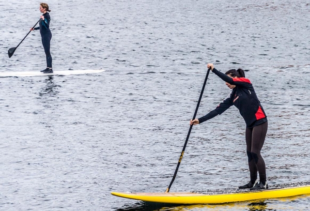 Montando en paddle surf