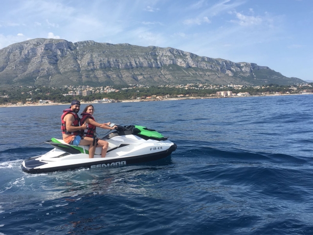  Sur un jet ski biplace 