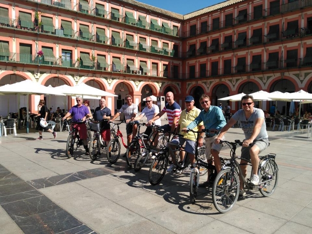Con la bici en la plaza