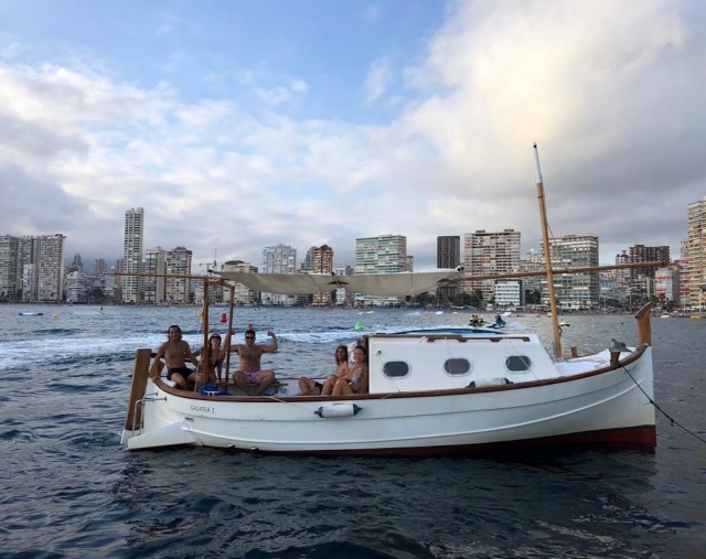 Barca lungo la costa di Altea 