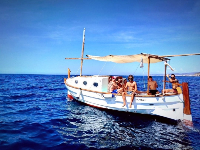  Barca nella baia di Altea 