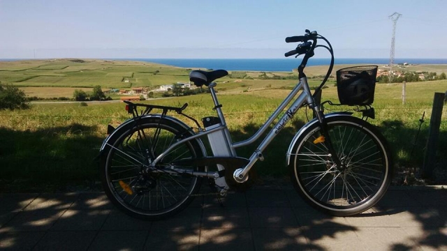  Walk through the countryside with an electric bike