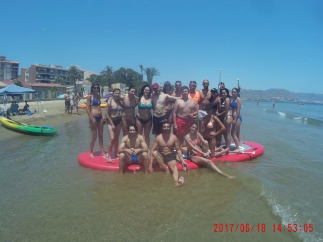  Tout le monde avec la grande planche de SUP