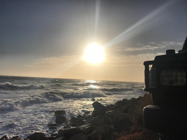 Todoterreno frente a la costa