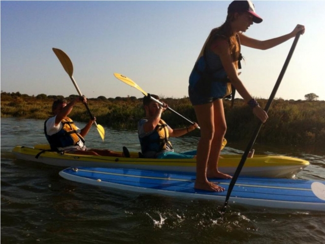  Paddle surf ao lado do caiaque 