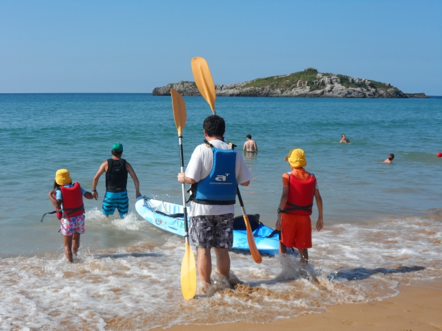 LLevando las canoas al mar