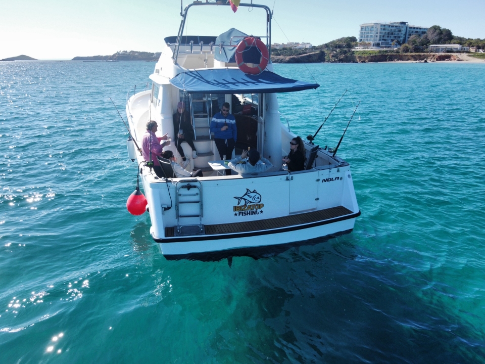 Foto dron popa comiendo