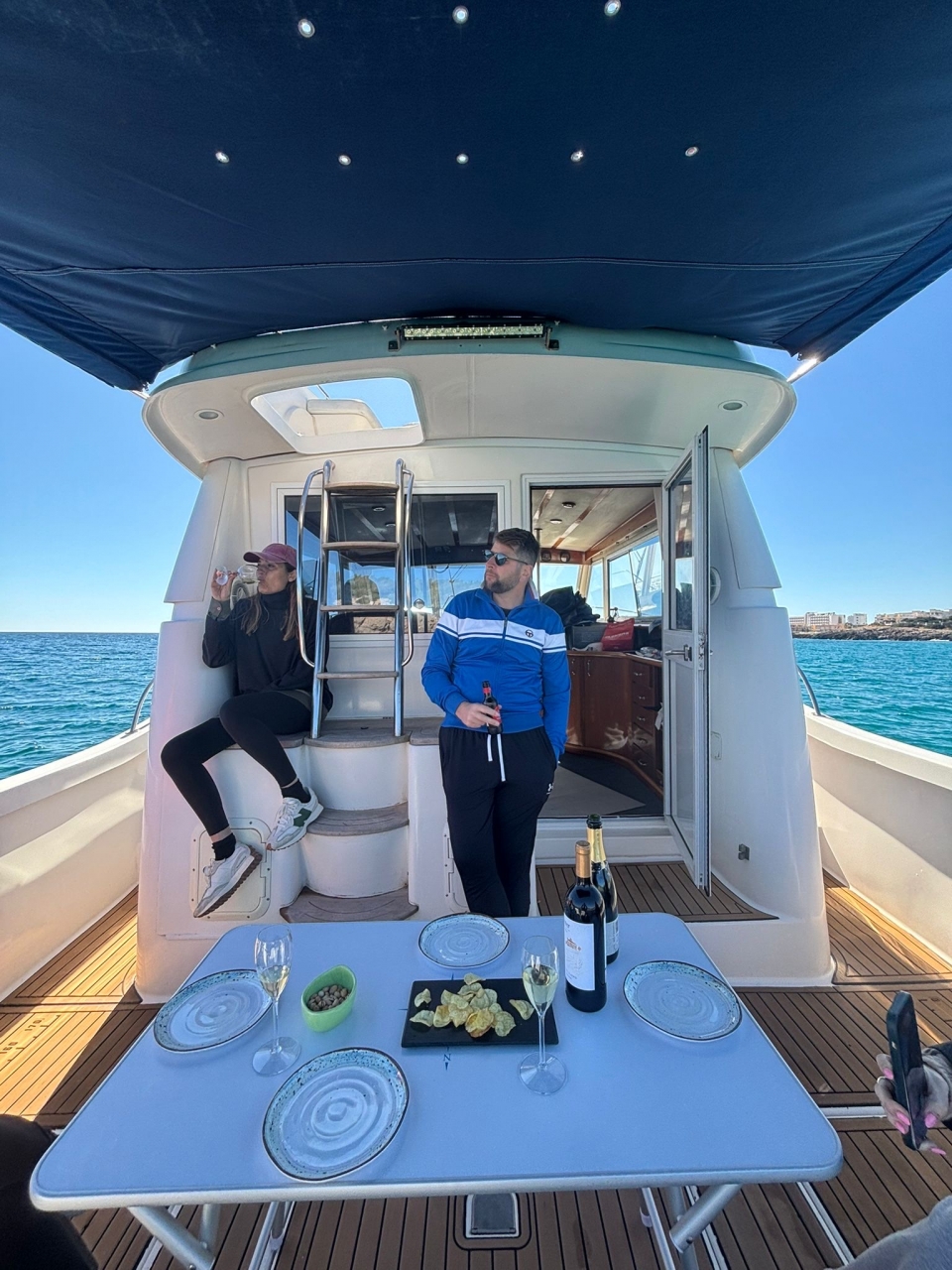  船尾与桌子合影 