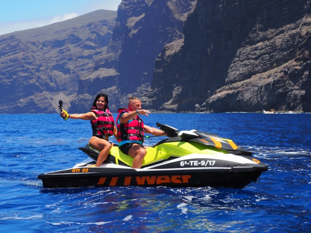 Paseando en moto de agua