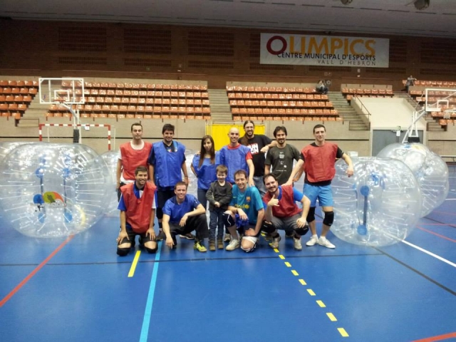 Bubble football su un campo da calcetto 