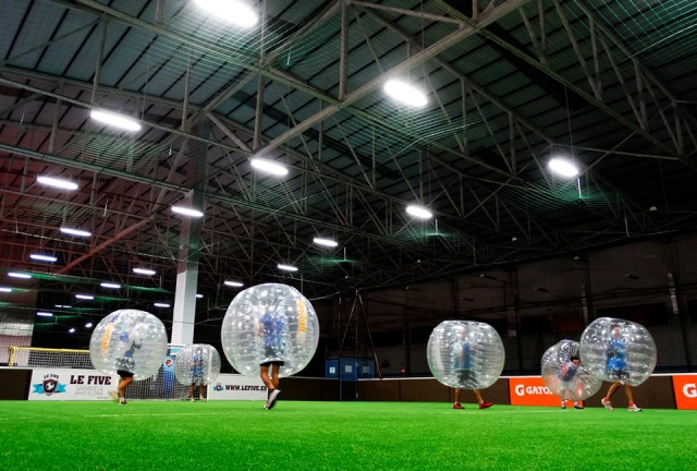  Bubble football sur un terrain couvert 