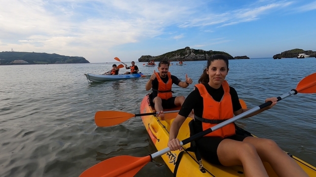  Paddling with friends 