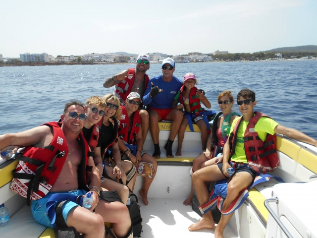 En la lancha de parasailing