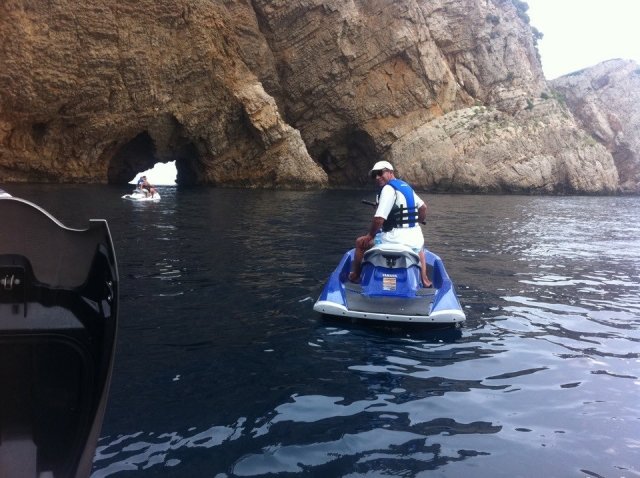  Jetski neben den Felsen in Girona 