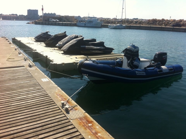 Jetskis am Dock von Girona 