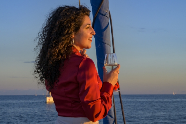 Tomando una copa de vino en el velero