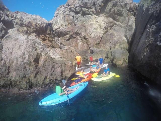  kayak sugli scogli. 