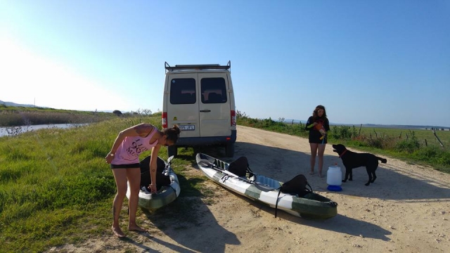 Preparando los kayaks para vivir la experiencia