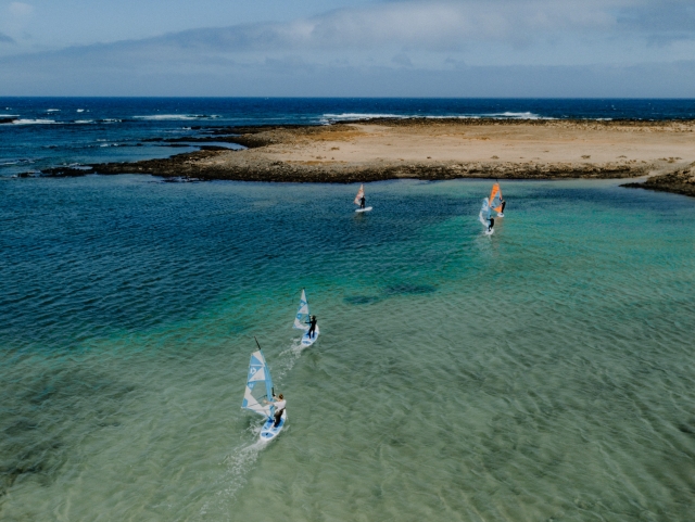Surcando el mar de Corralejo con el equipo de windsurf