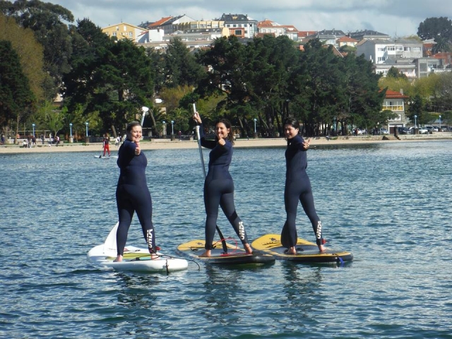 女孩桨冲浪 