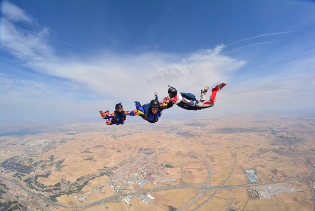 Paracaidistas en el aire
