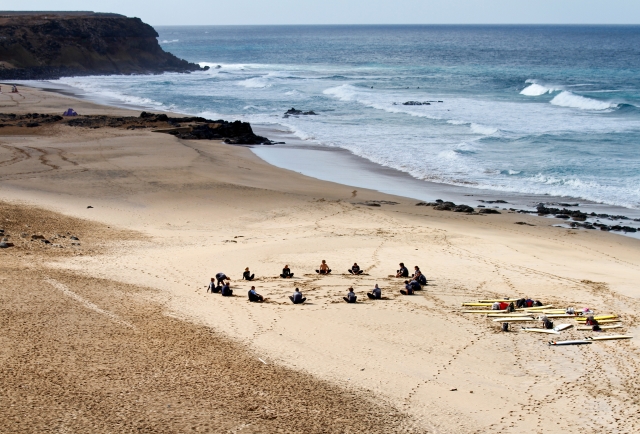  Together with the instructor listening to the surfing explanations 
