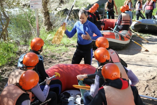 Monitor de rafting dando las indicaciones