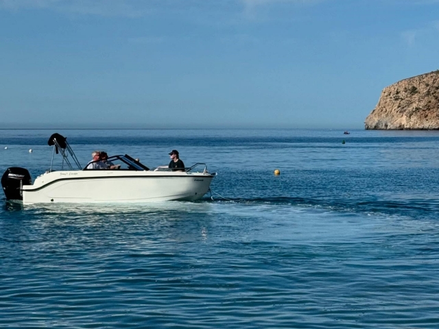 Alquiler barco sin licencia Parque Cabo de Gata 4h