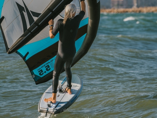 Learn about wingfoil in the Mediterranean 