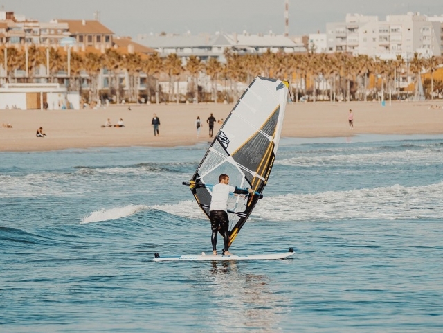 Individual windsurfing class in Puerto de Valencia 