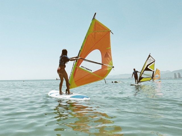  Learn about windsurfing in Valencia 