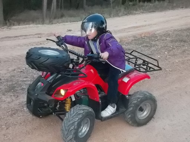 Ruta quad eléctrico en familia