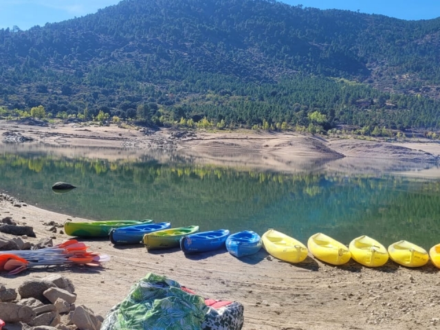  Piraguas au pied du réservoir 
