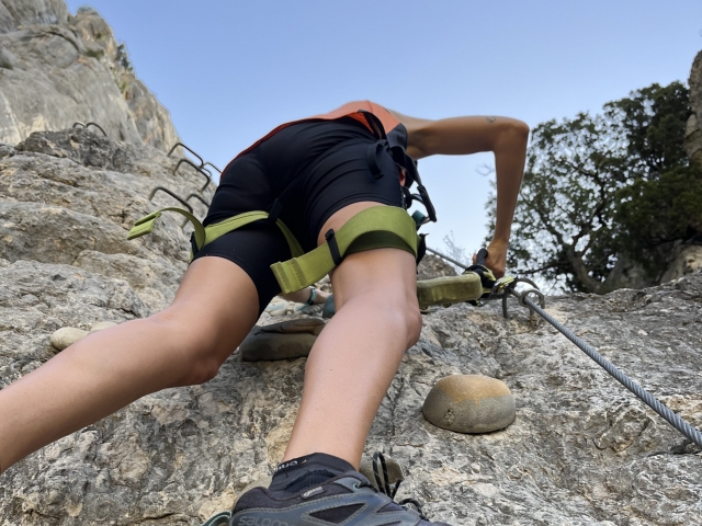  Suba as paredes do Lérida via ferrata