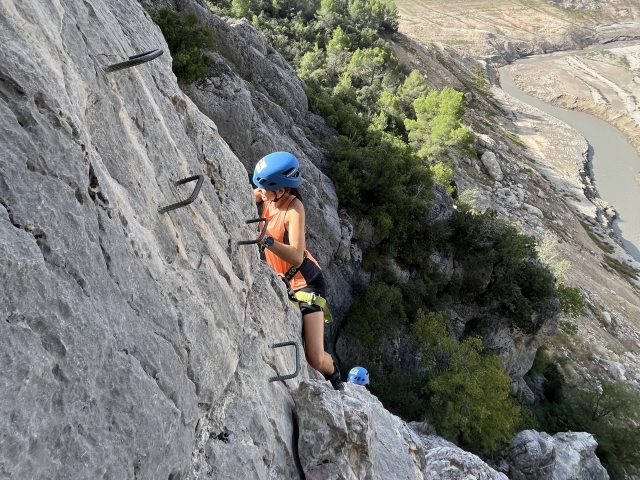  Aproveite a escalada dos grampos da via ferrata 