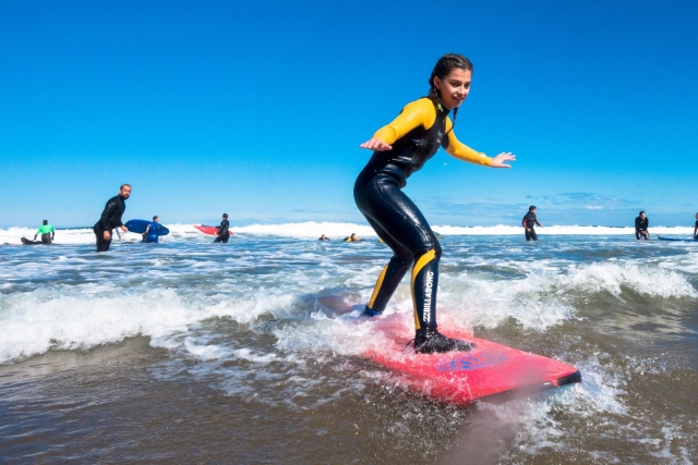  Fare surf sulla riva