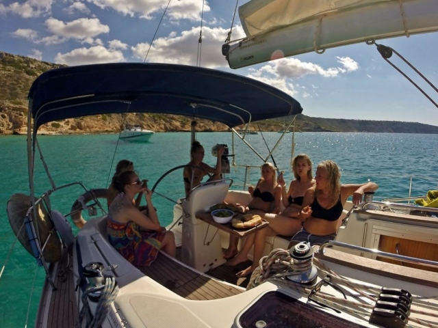  manger à l'intérieur du bateau 