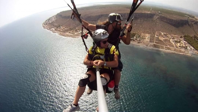 Sobre el mar alicantino con el parapente