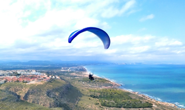 Sobrevolando con el parapente las kilometricas playas